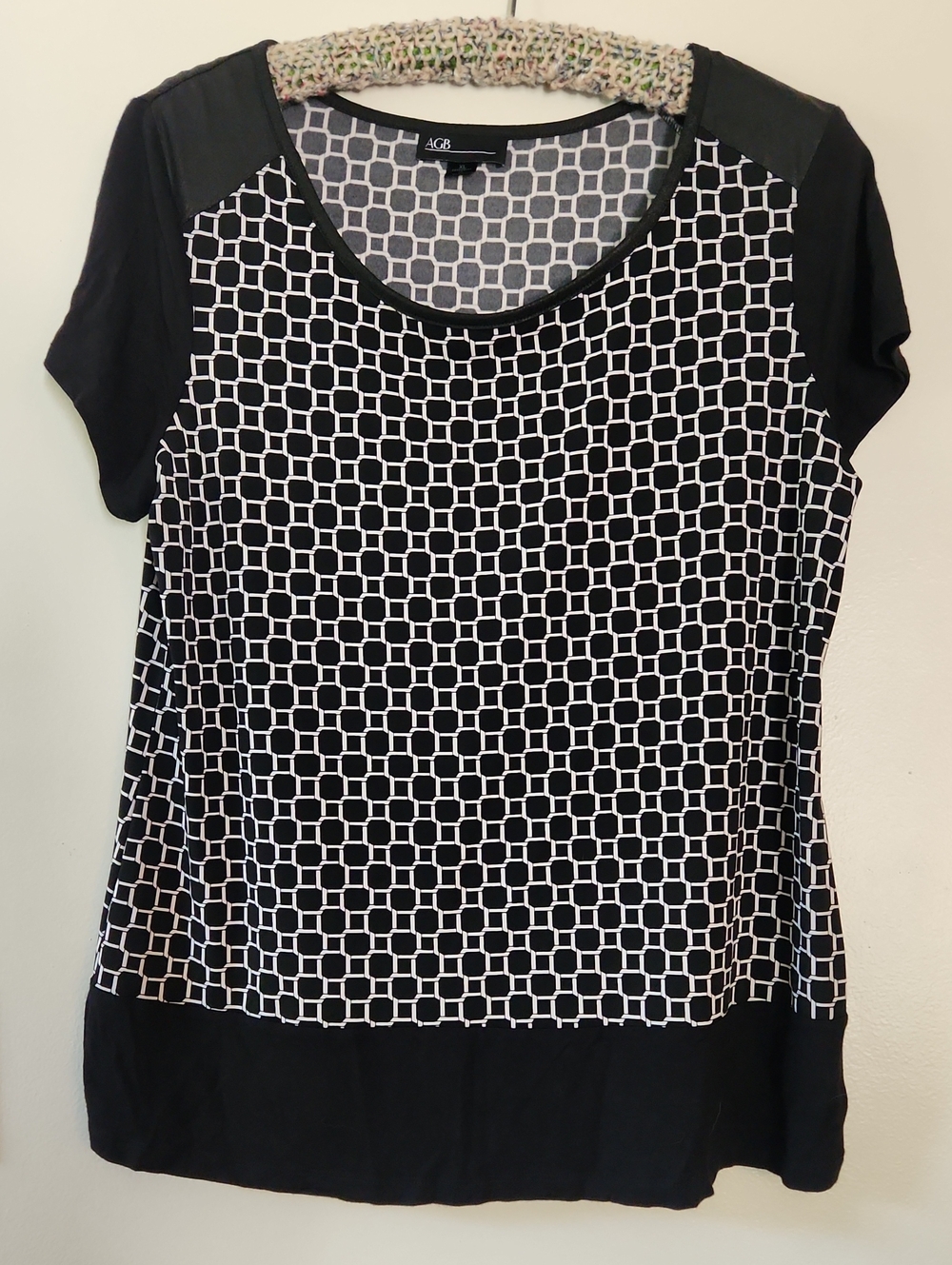 AGB Black & White Geometric Short Sleeve Scoop Neck Top